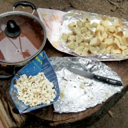 無発酵パンとポップコーンとサバ（イバル）カレーの出来上がり！