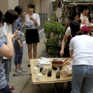 お待ちかね！紙食器を使って試食会！