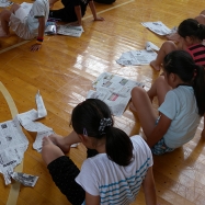 休憩時間、先生が急遽新聞紙を使ったゲームをしてくれました。