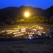 いよいよ灯明の点火！かわいい花火の真ん中に、「いわき2014」と書かれています。