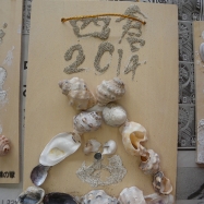 防災ワークショップとして、子どもたちが貝の壁飾りを作りました。レッドベアです！